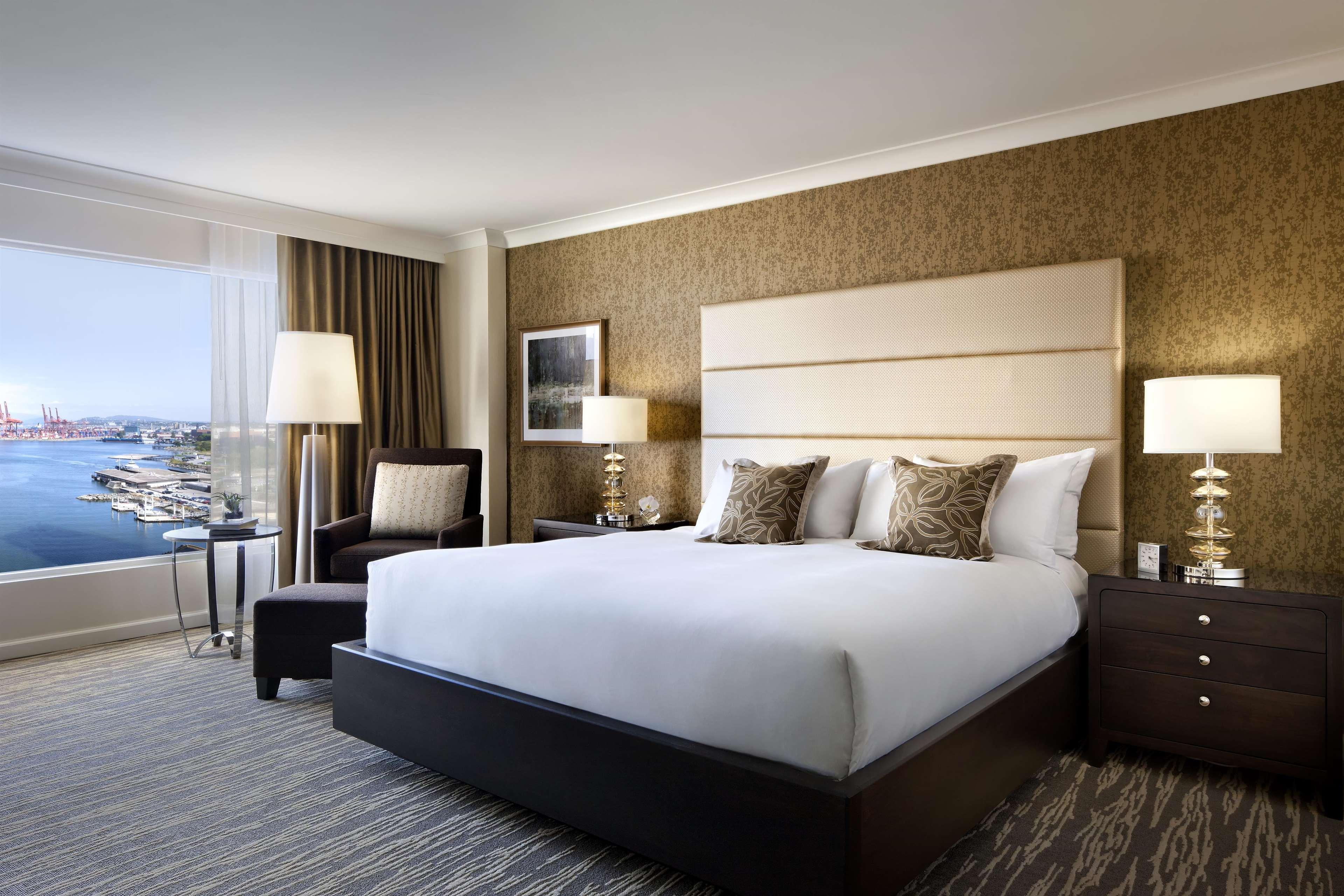 Fairmont Waterfront Hotel Vancouver Ngoại thất bức ảnh A guest room at the Hilton San Diego Bayfront