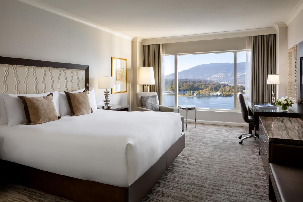 Fairmont Waterfront Hotel Vancouver Ngoại thất bức ảnh A guest room at the Fairmont Hotel Vancouver