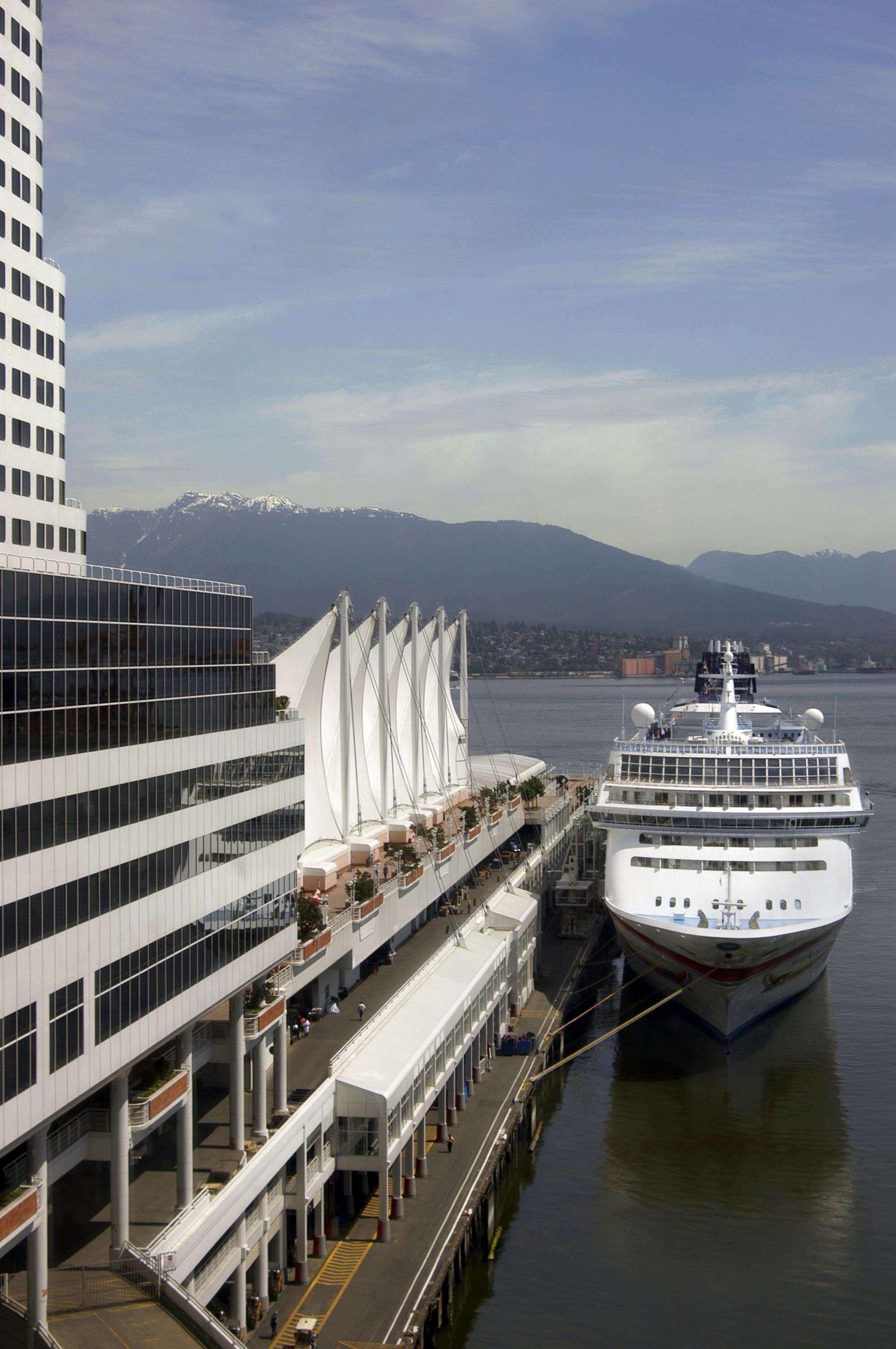 Fairmont Waterfront Hotel Vancouver Ngoại thất bức ảnh The Vancouver Convention Centre
