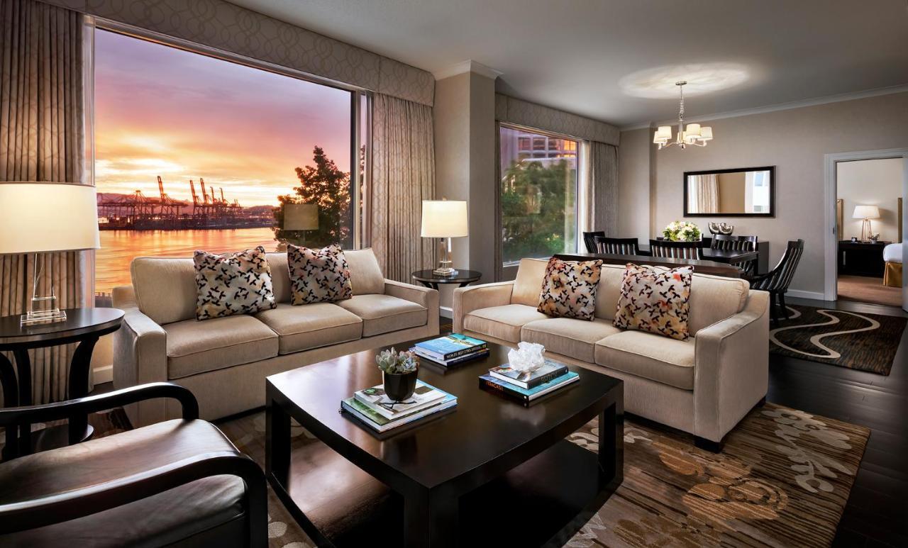 Fairmont Waterfront Hotel Vancouver Ngoại thất bức ảnh A living room at The Ritz-Carlton, Boston