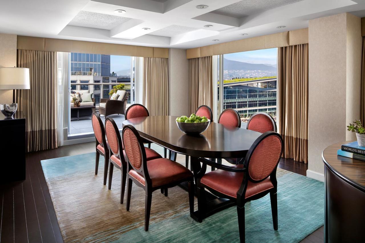 Fairmont Waterfront Hotel Vancouver Ngoại thất bức ảnh A dining room in a suite at Encore
