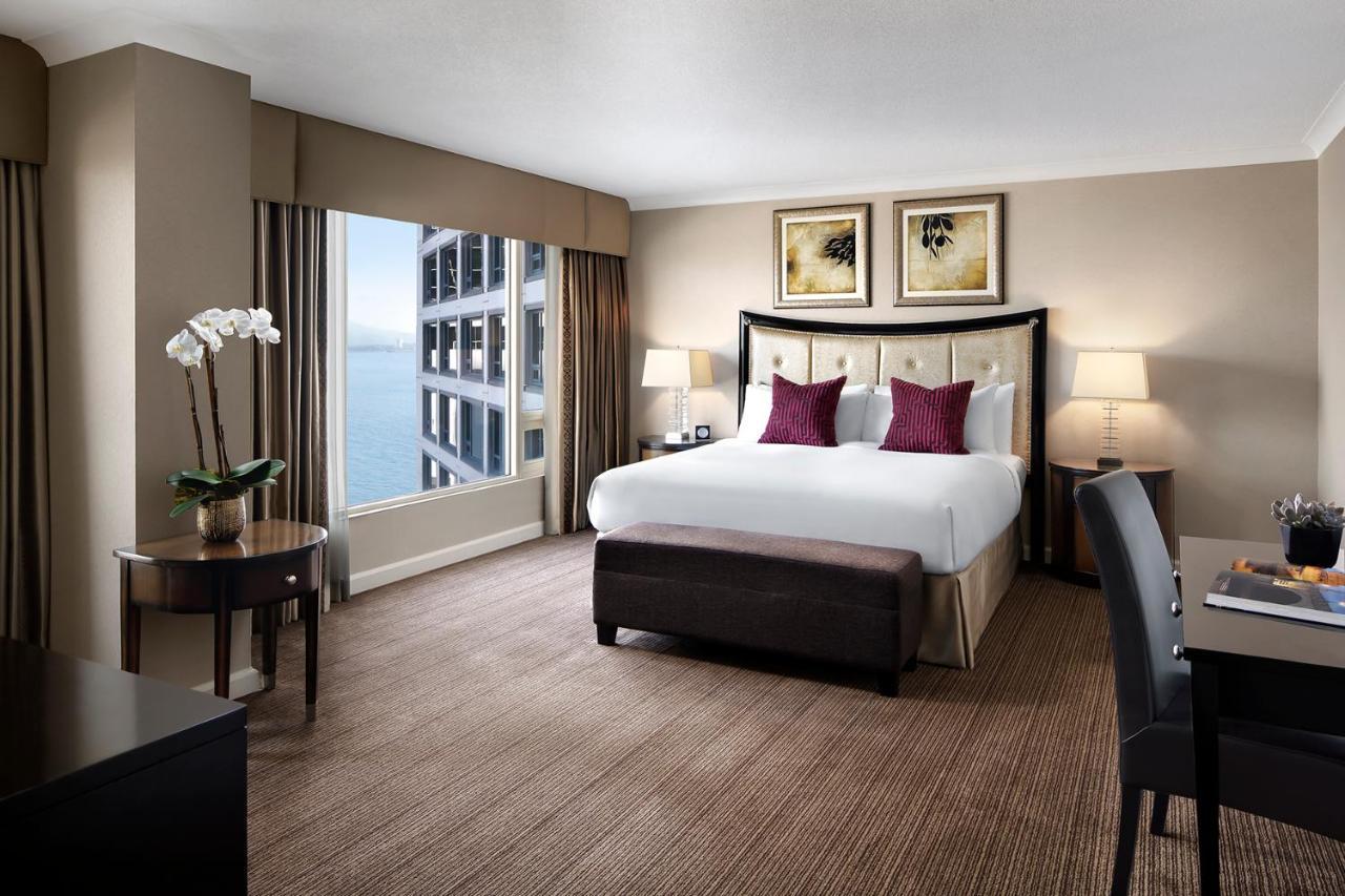 Fairmont Waterfront Hotel Vancouver Ngoại thất bức ảnh A guest room at the Four Seasons Hotel