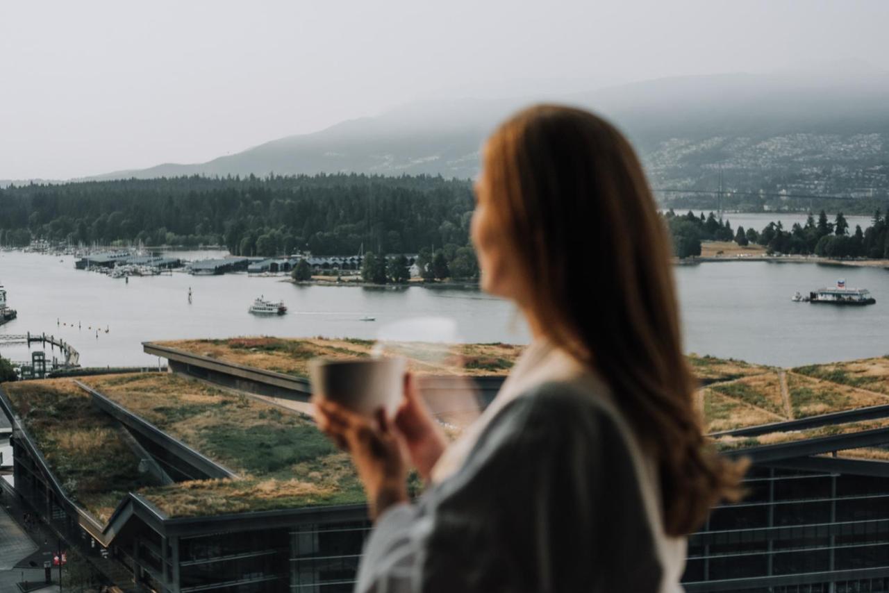 Fairmont Waterfront Hotel Vancouver Ngoại thất bức ảnh A woman drinking coffee