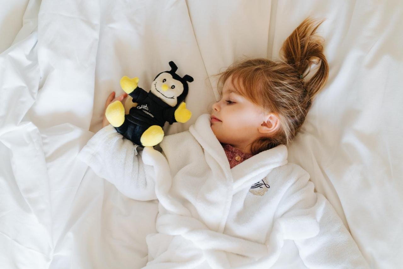 Fairmont Waterfront Hotel Vancouver Ngoại thất bức ảnh A child wearing a bathrobe