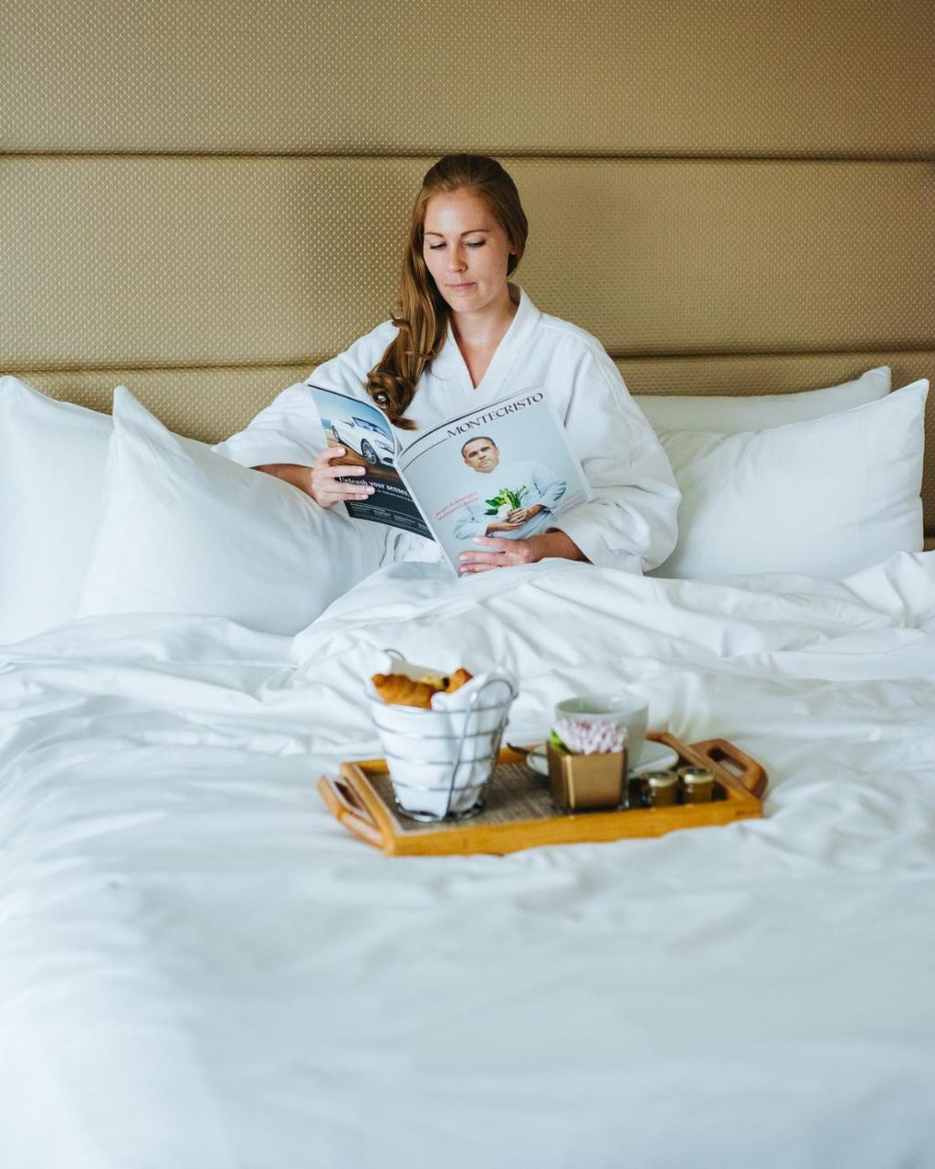 Fairmont Waterfront Hotel Vancouver Ngoại thất bức ảnh A woman in a bathrobe