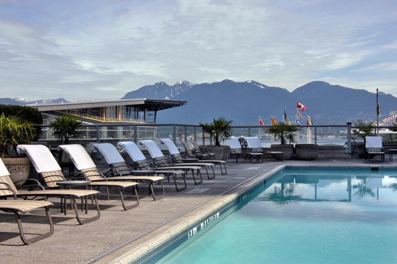 Fairmont Waterfront Hotel Vancouver Phòng bức ảnh The pool at the Westin Vancouver Airport