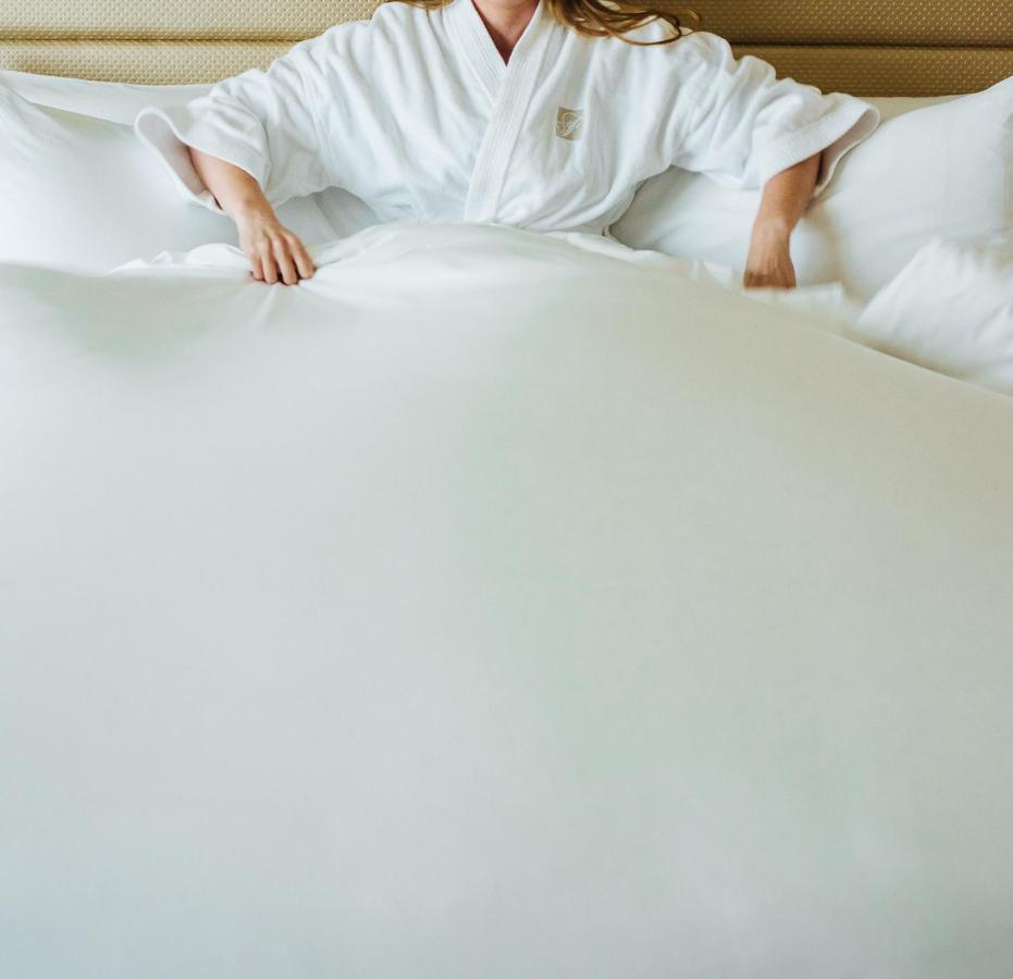 Fairmont Waterfront Hotel Vancouver Ngoại thất bức ảnh A woman in a bathrobe