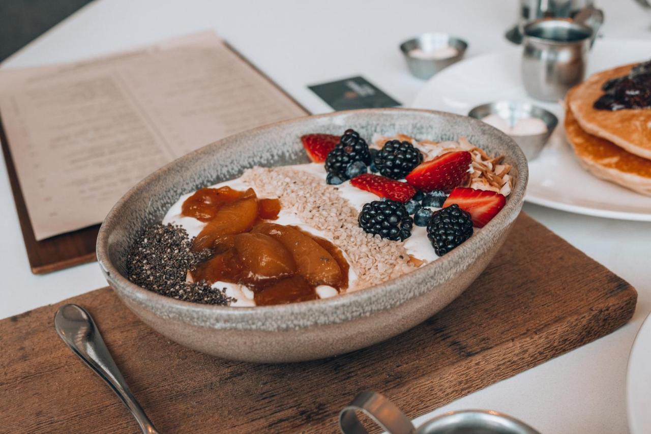 Fairmont Waterfront Hotel Vancouver Ngoại thất bức ảnh Chia pudding with fruit